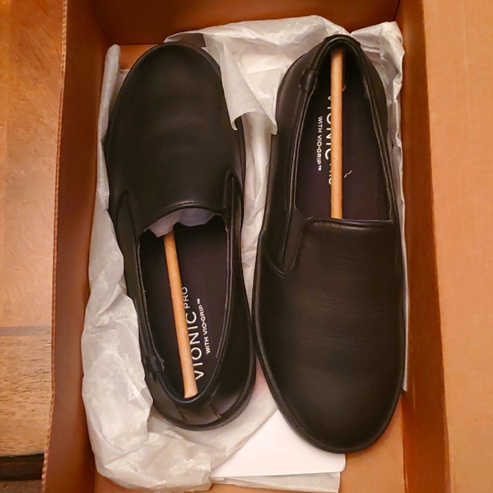 Vionic Avery black 6.5 shoe